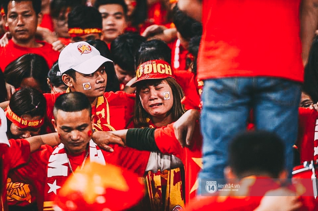 CĐV òa khóc nhìn 10 cầu thủ Việt Nam đá chết bỏ trên sân Mỹ Đình - Ảnh 7.