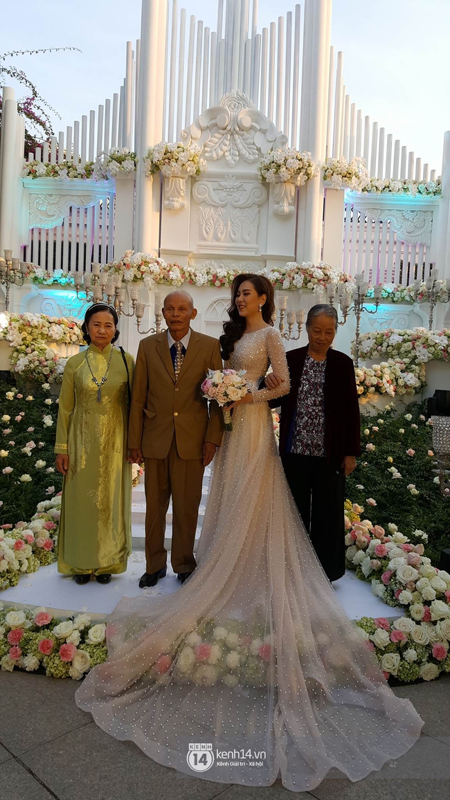Những h&igrave;nh ảnh đầu ti&ecirc;n trong đ&aacute;m cưới ho&agrave;nh tr&aacute;ng của c&ocirc; g&aacute;i thời tiết Mai Ngọc - Ảnh 10.