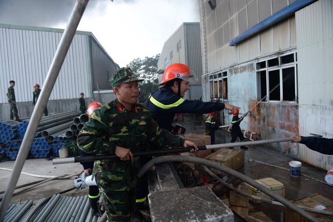 Hà Nội: Cháy lớn tại kho hàng 2.000m2 ở Ngọc Hồi, huy động hàng chục xe nâng đưa gỗ ra khỏi xưởng - Ảnh 8.