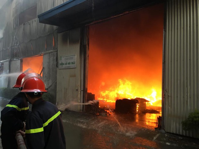 Hà Nội: Cháy lớn tại kho hàng 2.000m2 ở Ngọc Hồi, huy động hàng chục xe nâng đưa gỗ ra khỏi xưởng - Ảnh 7.
