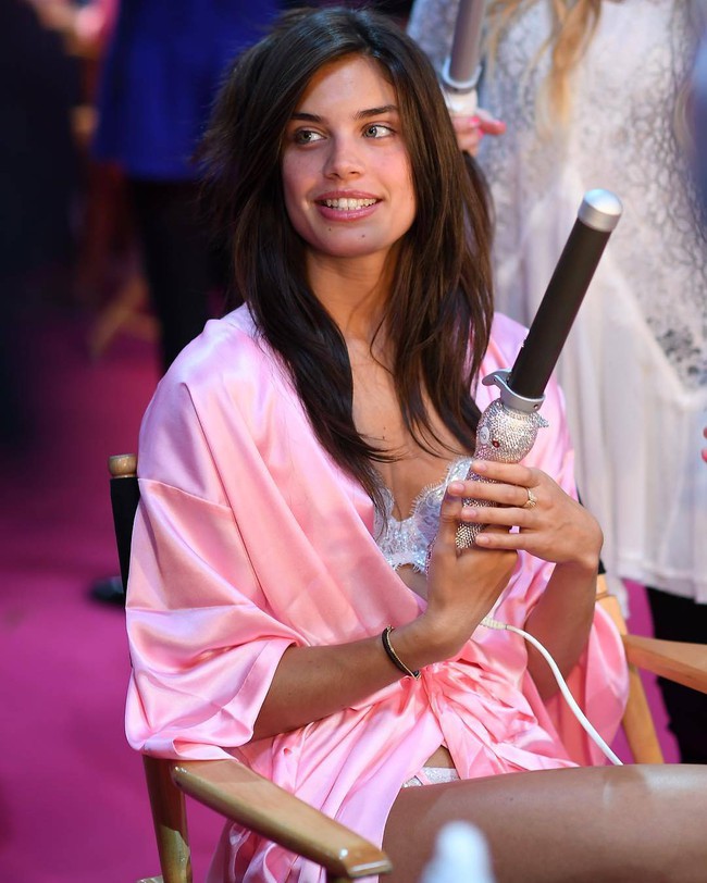Victorias Secret Fashion Show 2016: D&agrave;n mẫu n&oacute;ng bỏng tất bật makeup, l&agrave;m t&oacute;c trước giờ G - Ảnh 29.