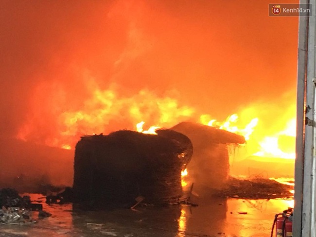 Chùm ảnh: Lửa cháy ngùn ngụt tại kho ván ép rộng 2.000m2 sát đội PCCC Ngọc Hồi - Ảnh 2.