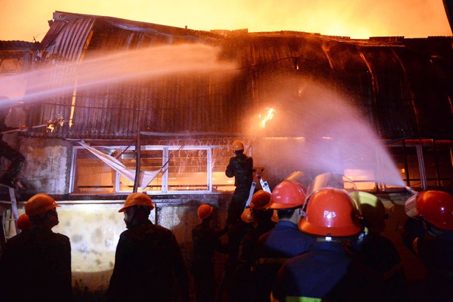Hà Nội: Cháy lớn ở khu công nghiệp La Phù trong đêm - Ảnh 11.