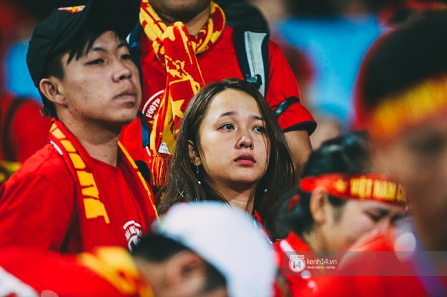 CĐV òa khóc nhìn 10 cầu thủ Việt Nam đá chết bỏ trên sân Mỹ Đình - Ảnh 9.