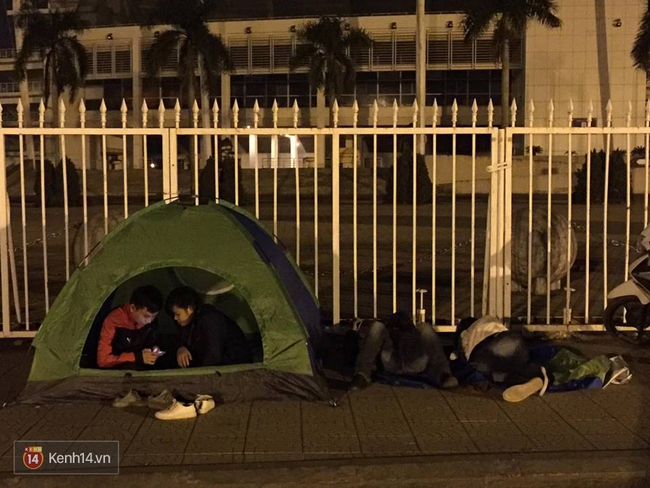 Mặc đêm lạnh, cặp đôi vẫn dựng lều trước sân Mỹ Đình chờ mua vé xem tuyển Việt Nam thi đấu - Ảnh 4.