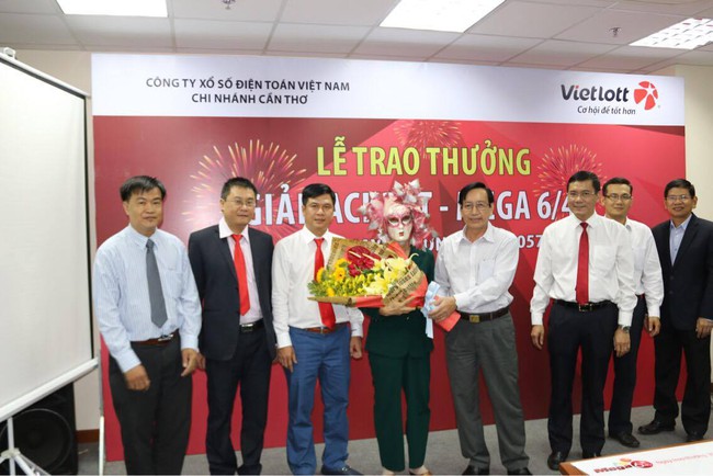 Vietlott đ&atilde; thực hiện trả thưởng giải Jackpot hơn 54 tỷ đồng - Ảnh 1.