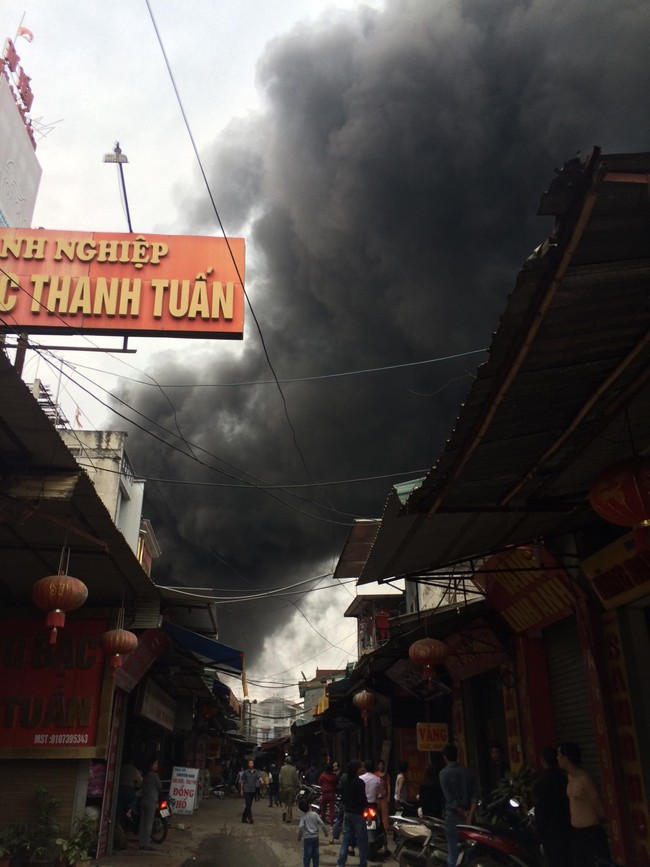 Hà Nội: Cháy siêu thị điện máy lan sang góc chợ Xuân Mai, nhiều người hoảng loạn tháo chạy - Ảnh 2.