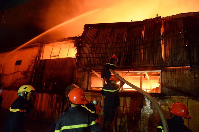 Hà Nội: Cháy lớn tại KCN La Phù - Ảnh 2.