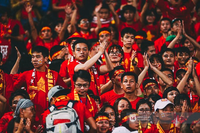 CĐV &ograve;a kh&oacute;c nh&igrave;n 10 cầu thủ Việt Nam đ&aacute; chết bỏ tr&ecirc;n s&acirc;n Mỹ Đ&igrave;nh - Ảnh 13.