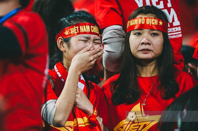 CĐV òa khóc nhìn 10 cầu thủ Việt Nam đá chết bỏ trên sân Mỹ Đình - Ảnh 11.