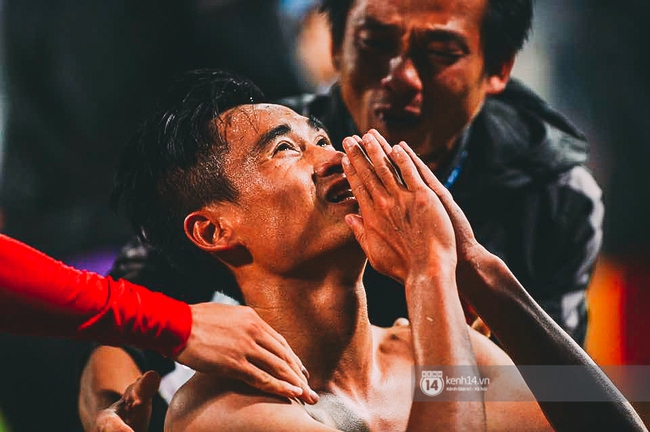 Khoảnh khắc Minh Tuấn chắp tay cảm ơn bố vừa qua đời sau khi ghi b&agrave;n lội ngược d&ograve;ng - Ảnh 1.