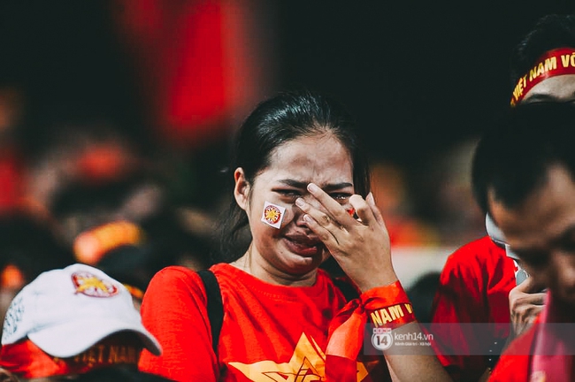 CĐV òa khóc nhìn 10 cầu thủ Việt Nam đá chết bỏ trên sân Mỹ Đình - Ảnh 10.
