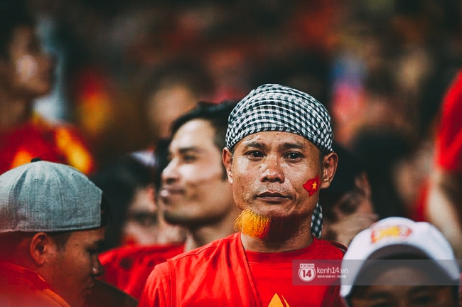 CĐV òa khóc nhìn 10 cầu thủ Việt Nam đá chết bỏ trên sân Mỹ Đình - Ảnh 8.