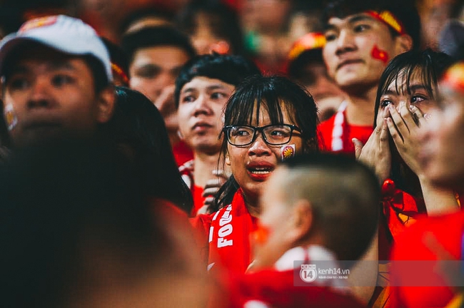CĐV òa khóc nhìn 10 cầu thủ Việt Nam đá chết bỏ trên sân Mỹ Đình - Ảnh 6.