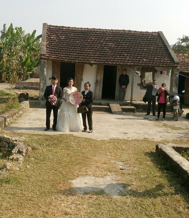 Đ&aacute;m cưới kh&ocirc;ng ph&ocirc;ng rạp, kh&ocirc;ng loa đ&agrave;i, c&acirc;u chuyện t&igrave;nh tiếp th&ecirc;m niềm tin về t&igrave;nh y&ecirc;u đ&iacute;ch thực - Ảnh 2.