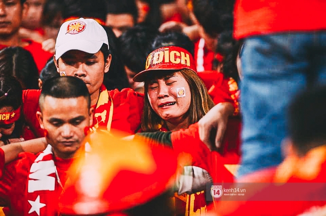 CĐV òa khóc nhìn 10 cầu thủ Việt Nam đá chết bỏ trên sân Mỹ Đình - Ảnh 12.