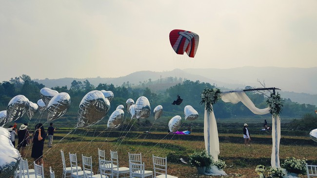 Độc nhất ở H&agrave; Nội: Ch&uacute; rể đ&oacute;n d&acirc;u bằng d&ugrave; lượn si&ecirc;u ho&agrave;nh tr&aacute;ng - Ảnh 9.