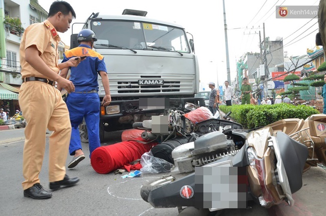 TP. HCM: Xe bồn nổ lốp cuốn nhiều xe máy vào gầm, 3 người bị thương - Ảnh 1.