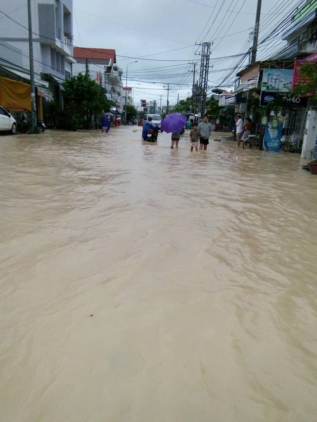 Nha Trang ngập nặng do mưa lớn, ô tô bị cuốn trôi trên đường phố - Ảnh 7.