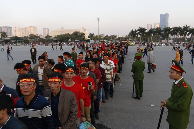 H&agrave;ng ng&agrave;n CĐV Việt Nam đang &ugrave;n &ugrave;n k&eacute;o về s&acirc;n Mỹ Đ&igrave;nh - Ảnh 6.