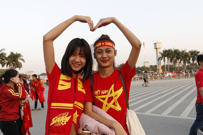 H&agrave;ng ng&agrave;n CĐV Việt Nam đang &ugrave;n &ugrave;n k&eacute;o về s&acirc;n Mỹ Đ&igrave;nh - Ảnh 5.