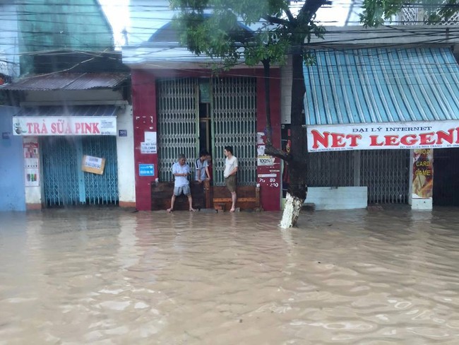 Nha Trang ngập nặng do mưa lớn, ô tô bị cuốn trôi trên đường phố - Ảnh 6.