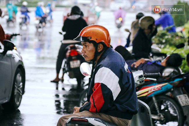 Nhiệt độ xuống thấp, người S&agrave;i G&ograve;n co ro trong kh&ocirc;ng kh&iacute; lạnh v&agrave; mưa ph&ugrave;n - Ảnh 7.