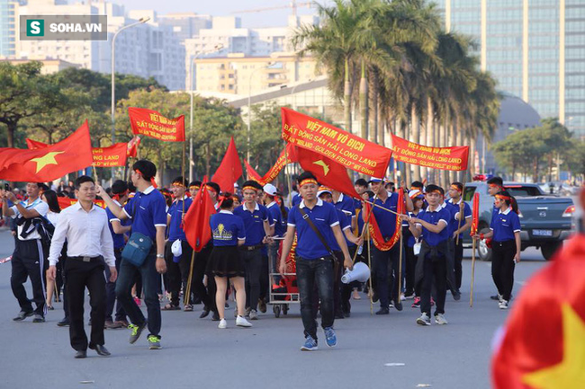 H&agrave;ng ng&agrave;n CĐV Việt Nam đang &ugrave;n &ugrave;n k&eacute;o về s&acirc;n Mỹ Đ&igrave;nh - Ảnh 3.