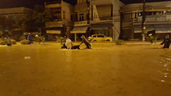 Nha Trang ngập nặng do mưa lớn, ô tô bị cuốn trôi trên đường phố - Ảnh 3.