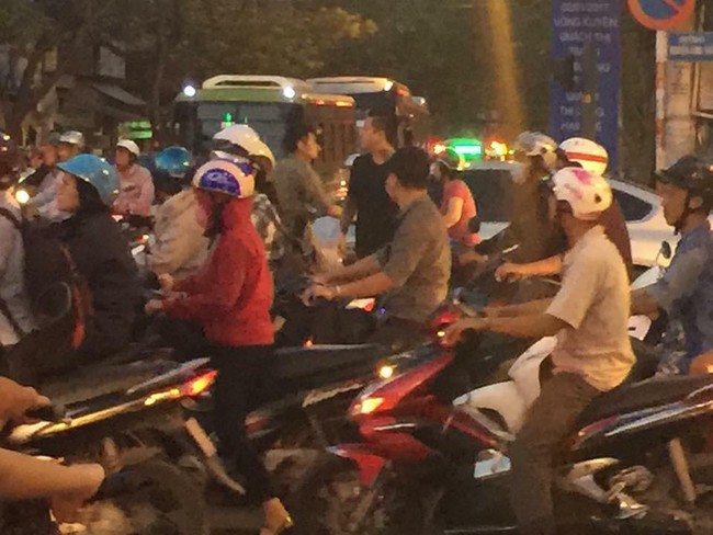 Thay v&igrave; chịu trận do kẹt xe, Tuấn Hưng đ&atilde; ra tay điều phối giao th&ocirc;ng - Ảnh 2.