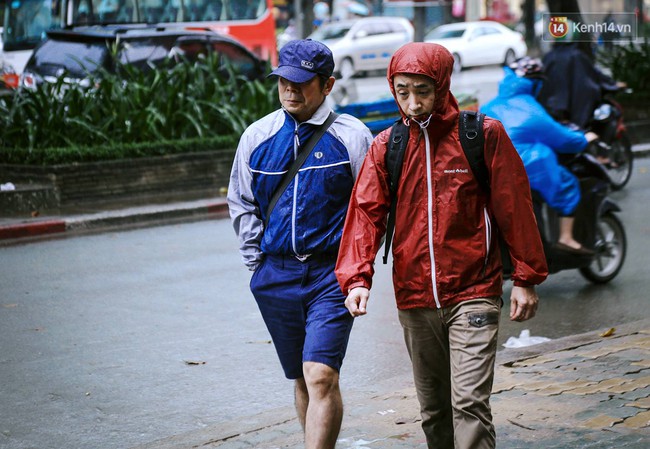 Nhiệt độ xuống thấp, người S&agrave;i G&ograve;n co ro trong kh&ocirc;ng kh&iacute; lạnh v&agrave; mưa ph&ugrave;n - Ảnh 10.