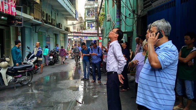 Những g&igrave; c&ograve;n lại sau vụ ch&aacute;y nh&agrave; trong hẻm ở S&agrave;i G&ograve;n l&uacute;c nửa đ&ecirc;m, 6 người thiệt mạng, 4 người bị thương - Ảnh 1.