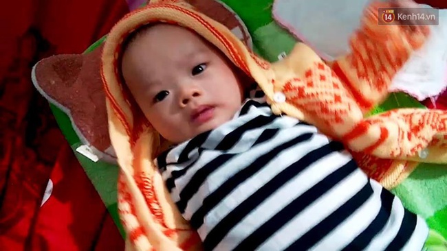 Hà Tĩnh: Bé trai 3 tháng tuổi kháu khỉnh bị bỏ rơi trước cổng nhà - Ảnh 1.