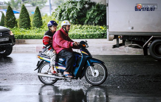 Nhiệt độ xuống thấp, người Sài Gòn co ro trong không khí lạnh và mưa phùn - Ảnh 4.