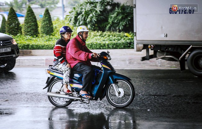 Nhiệt độ xuống thấp, người S&agrave;i G&ograve;n co ro trong kh&ocirc;ng kh&iacute; lạnh v&agrave; mưa ph&ugrave;n - Ảnh 4.