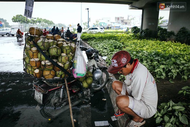 Nhiệt độ xuống thấp, người S&agrave;i G&ograve;n co ro trong kh&ocirc;ng kh&iacute; lạnh v&agrave; mưa ph&ugrave;n - Ảnh 6.