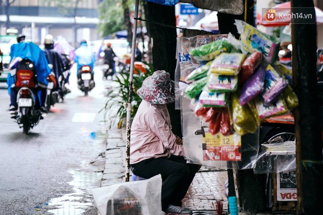 Nhiệt độ xuống thấp, người Sài Gòn co ro trong không khí lạnh và mưa phùn - Ảnh 8.