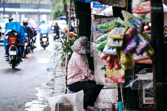 Nhiệt độ xuống thấp, người S&agrave;i G&ograve;n co ro trong kh&ocirc;ng kh&iacute; lạnh v&agrave; mưa ph&ugrave;n - Ảnh 8.