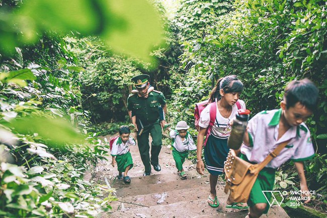 Photos of the day: Chẳng ngại ung thư hay biển cả, thầy vẫn đi gieo chữ cho tụi con nít nghèo - Ảnh 2.