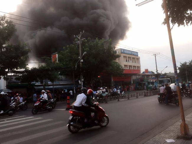 C&acirc;y xăng ph&aacute;t nổ, ch&aacute;y lớn ở S&agrave;i G&ograve;n - Ảnh 3.