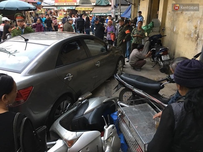 Hà Nội: Ô tô mất lái tông vào 2 mẹ con trước khu vực chợ Đồng Xuân - Ảnh 1.