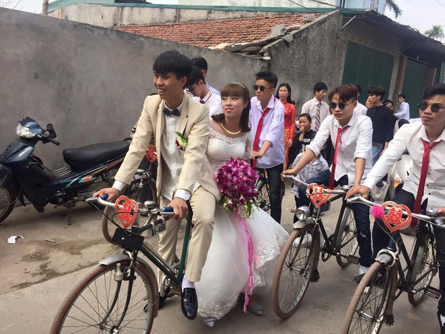 Clip: M&agrave;n rước d&acirc;u cực dễ thương bằng d&agrave;n ngựa sắt Thống Nhất m&agrave;u xanh ở H&agrave; Nội - Ảnh 4.