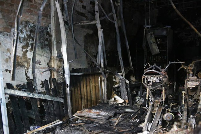 Những g&igrave; c&ograve;n lại sau vụ ch&aacute;y nh&agrave; trong hẻm ở S&agrave;i G&ograve;n l&uacute;c nửa đ&ecirc;m, 6 người thiệt mạng, 4 người bị thương - Ảnh 3.