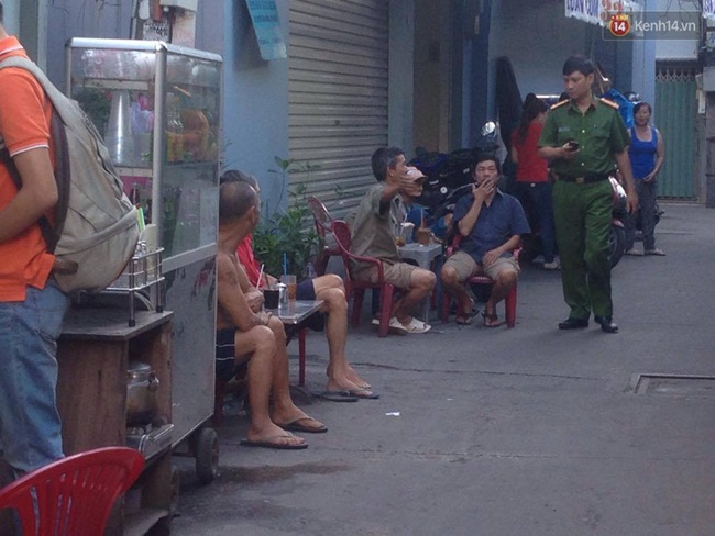 Thanh niên nghi ngáo đá cầm dao xông vào nhà dân, tự đổ nước mắm lên người rồi dọa tự tử - Ảnh 3.