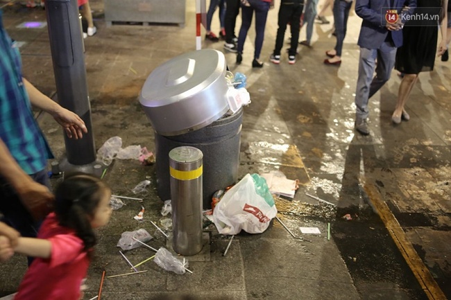 Clip: Người dân vô tư xả rác, giẫm lên bãi cỏ ở trung tâm Sài Gòn vào đêm Giáng sinh - Ảnh 3.