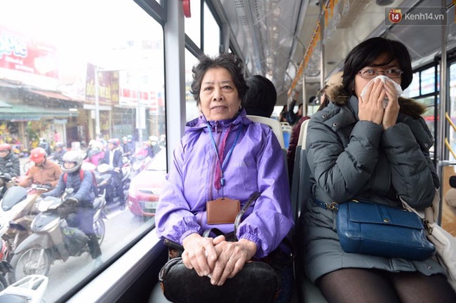 Người Hà Nội háo hức trải nghiệm miễn phí xe buýt nhanh BRT trong ngày thử nghiệm - Ảnh 2.