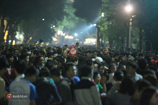 Một đ&ecirc;m Gi&aacute;ng sinh rất vui v&agrave; ấm &aacute;p của giới trẻ H&agrave; Nội! - Ảnh 4.