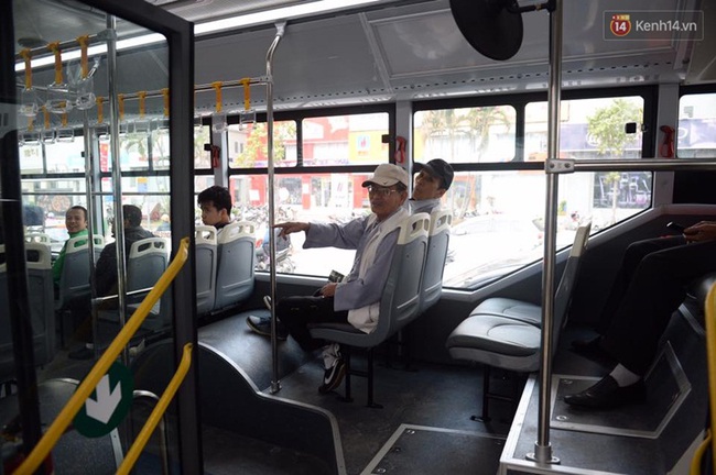Người H&agrave; Nội h&aacute;o hức trải nghiệm miễn ph&iacute; xe bu&yacute;t nhanh BRT trong ng&agrave;y thử nghiệm - Ảnh 4.