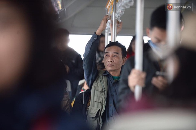 Người H&agrave; Nội h&aacute;o hức trải nghiệm miễn ph&iacute; xe bu&yacute;t nhanh BRT trong ng&agrave;y thử nghiệm - Ảnh 5.