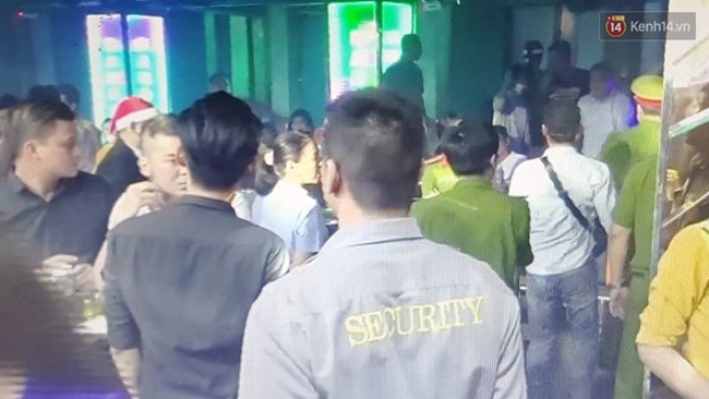Hàng trăm dân chơi Sài Gòn tháo chạy khỏi quán bar ở trung tâm khi bị kiểm tra đột xuất - Ảnh 2.